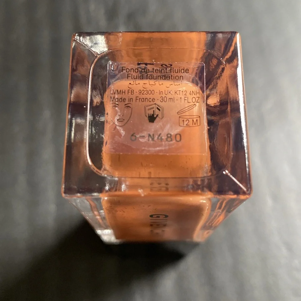 Givenchy Prisme‎ Libre Skin-Caring Glow Foundation 24H Hydration, 6-N480, NWOB